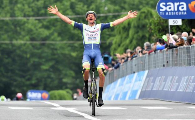 Taco Van der Hoorn celebra su triunfo en la tercera etapa del Giro.