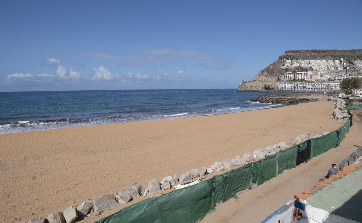 Vista de la playa de Tauro, todavía cerrada al baño. 