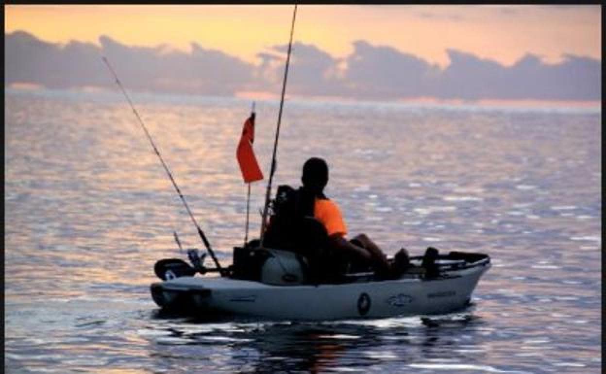 Foto promocional de pesca en kayak. 