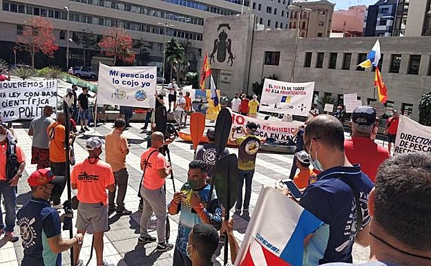 Protesta reciente de los pescadores en la sede del Gobierno canario. 
