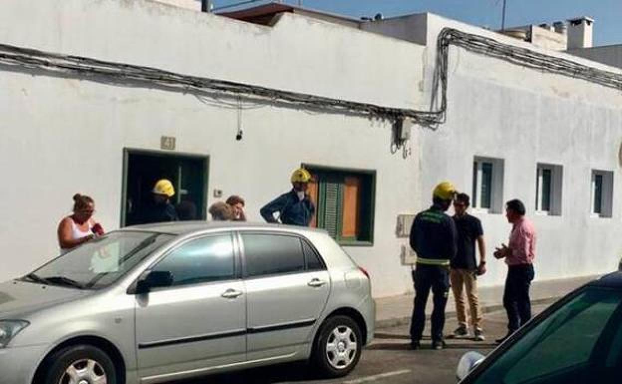 Bomberos en una casa de Titerroy. 