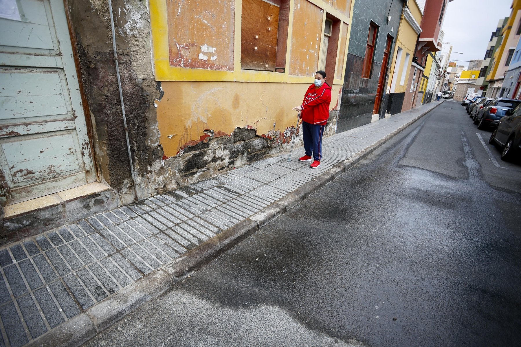 Candelaria señala los vertidos fecales que sufre junto a su vivienda..