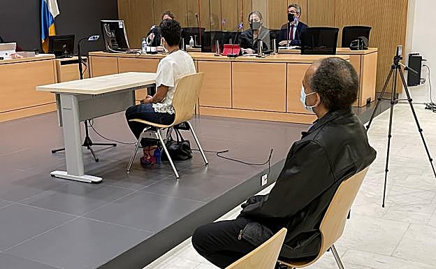 El acusado, en primer lugar y en el estrado, la denunciante mientras prestaba declaración. 