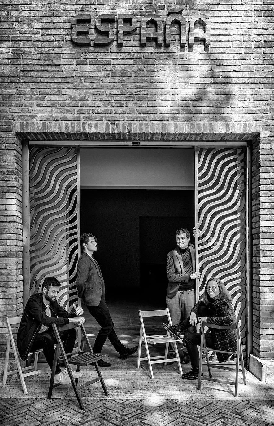 Los arquitectos canarios, junto a la puerta de entrada del pabellón español. 