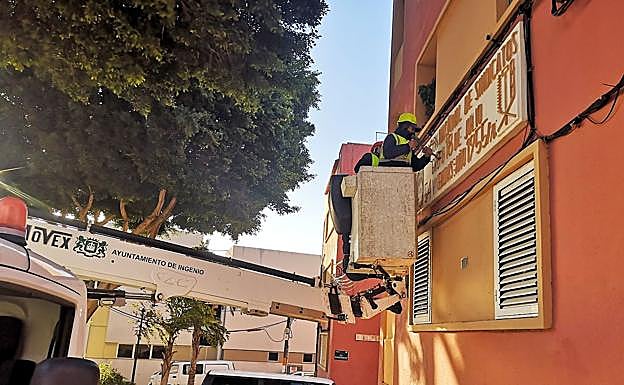 Retirada de la placa en las viviendas sociales de La Bagacera. 