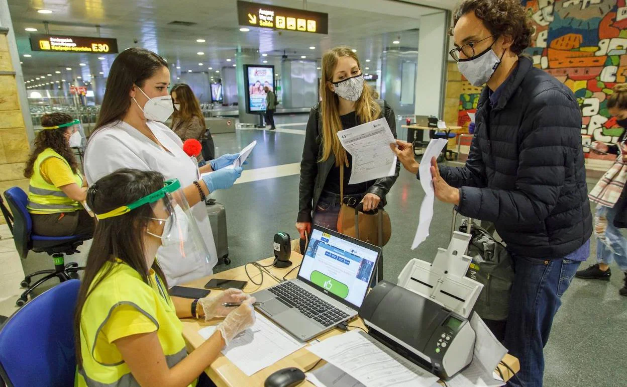 Los pasajeros holandeses sí tendrán que seguir viniendo a Canarias con un test de antígenos o PCR, como hasta ahora. 