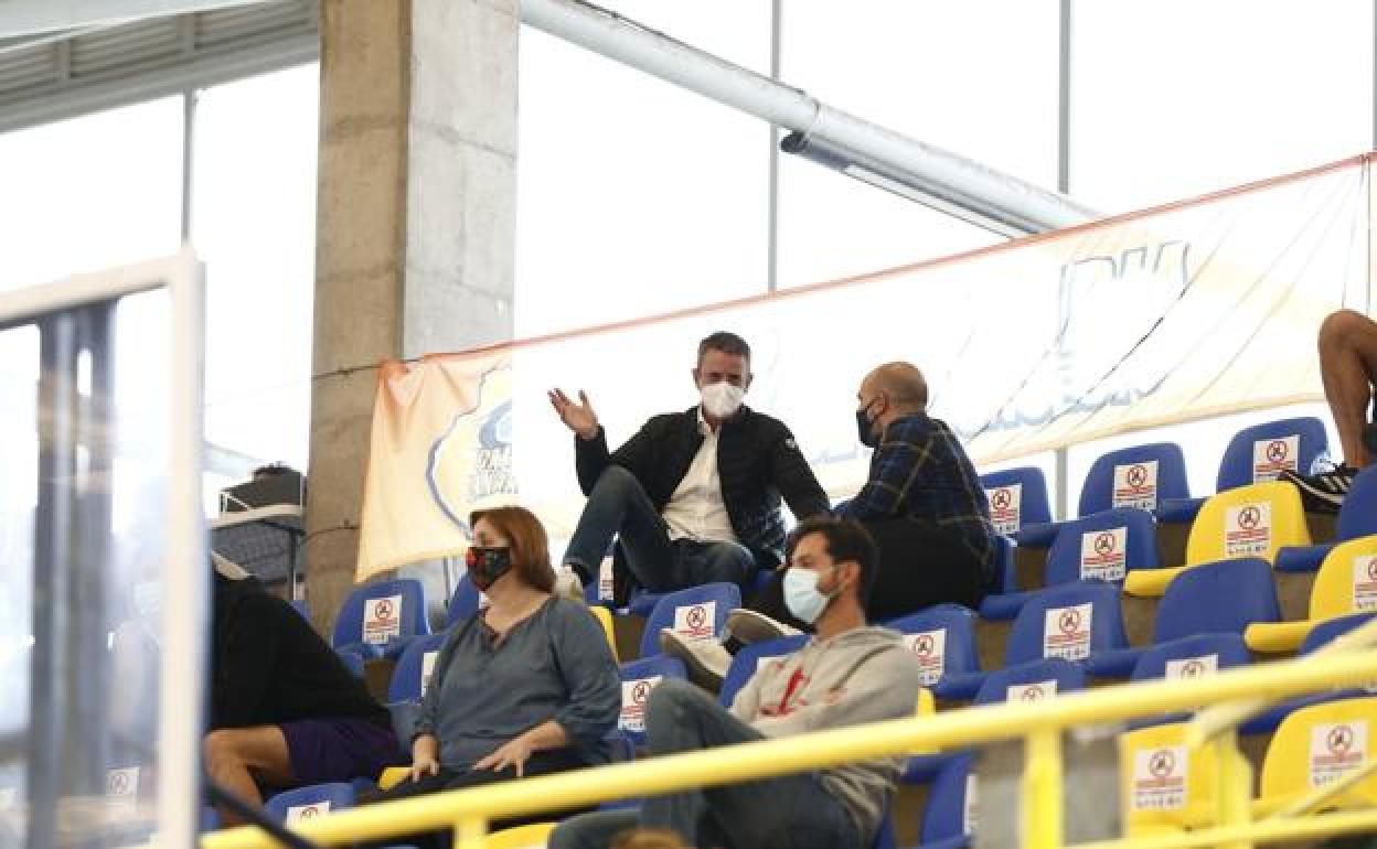 El entrenador del Herbalife Gran Canaria, Porfi Fisac, y su ayudante Víctor García presenciaron ayer el encuentro del filial ante el Barça. 