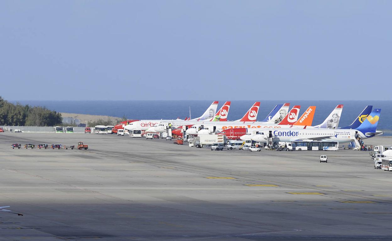 Aviones en las instalaciones del aeropuerto de Gran Canaria. 