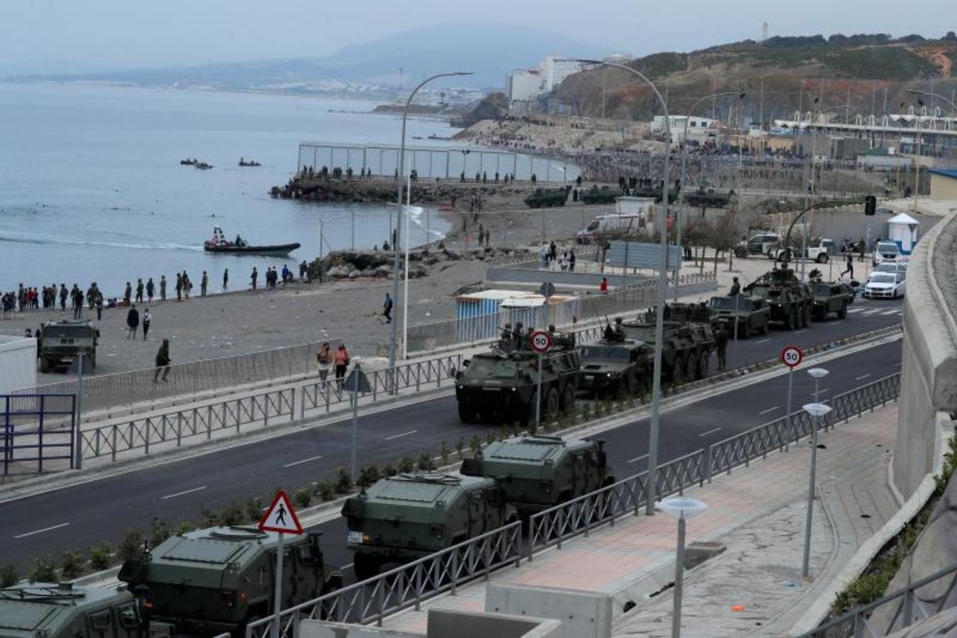 Legionarios patrullan el área cerca de la valla en una playa en El Tarajal, en la frontera hispano-marroquí.