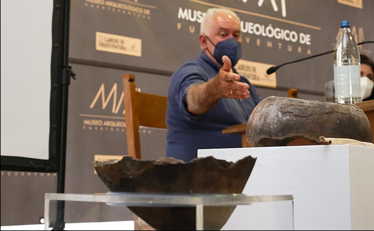 Jorge Pais, director del Museo Arqueológico Benahoarita de La Palma, con la vasija fragmentada y el resto óseo humano que el Museo Arqueológico majorero recepcionó ayer. 
