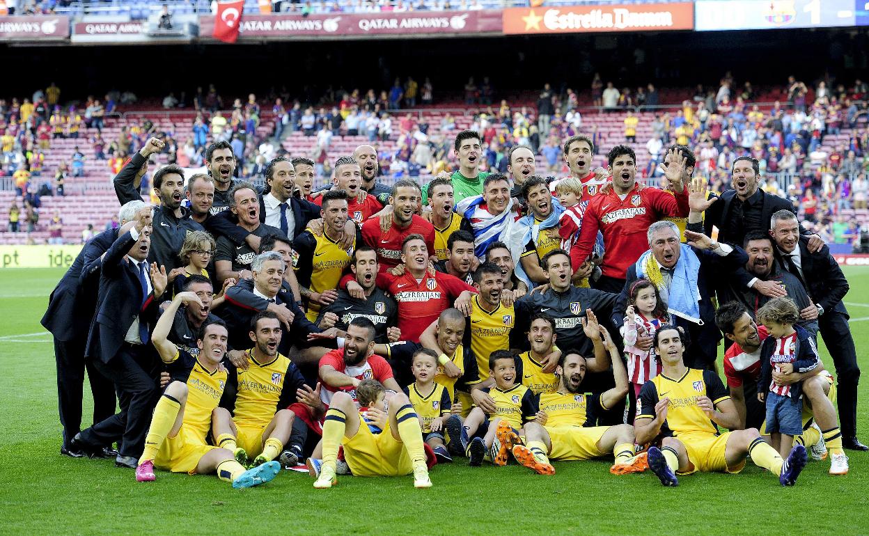 Jugadores y cuerpo técnico del Atlético celebran en el Camp Nou el título de Liga en 2014.