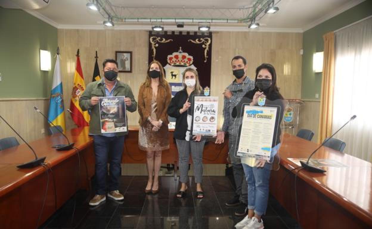 La alcaldesa Pilar González y varios concejales con la programación del Día de Canarias. 