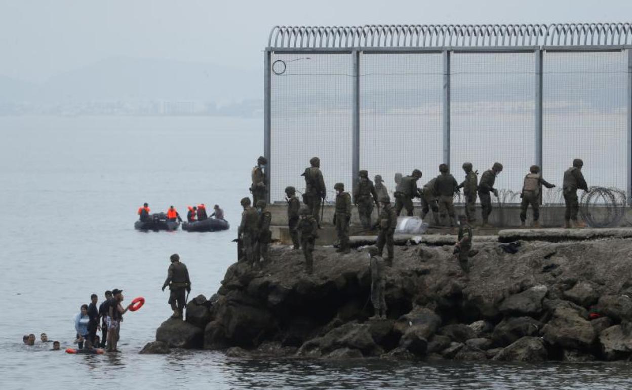 Varios militares controlan la entra de inmigrantes en Ceuta. 