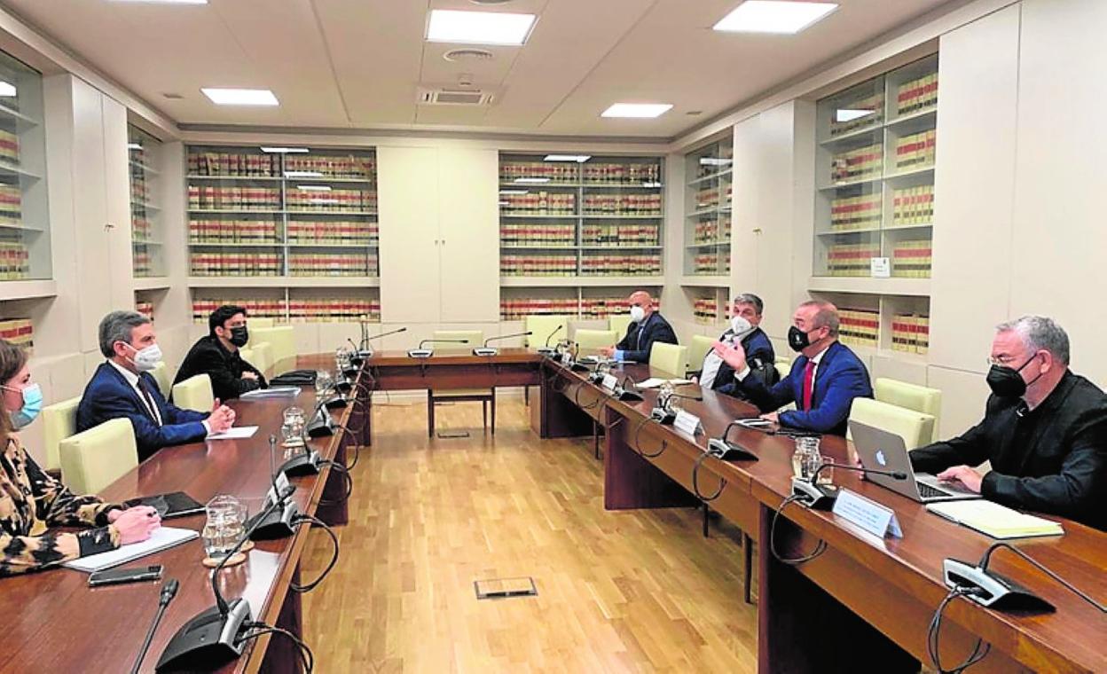 Un momento del encuentro de Hidalgo y Doreste con Saura. 