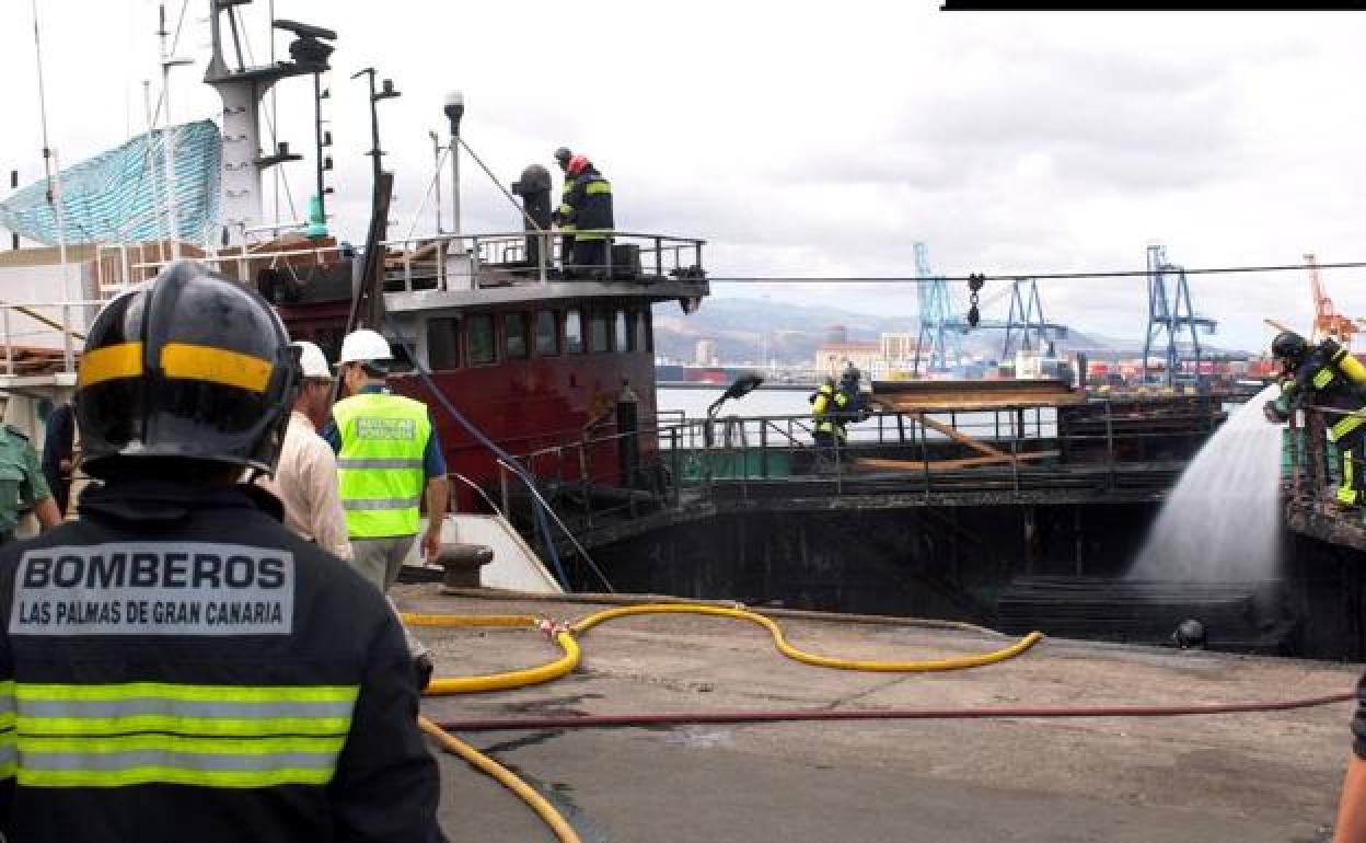 Intervención de bomberos en un barco. 