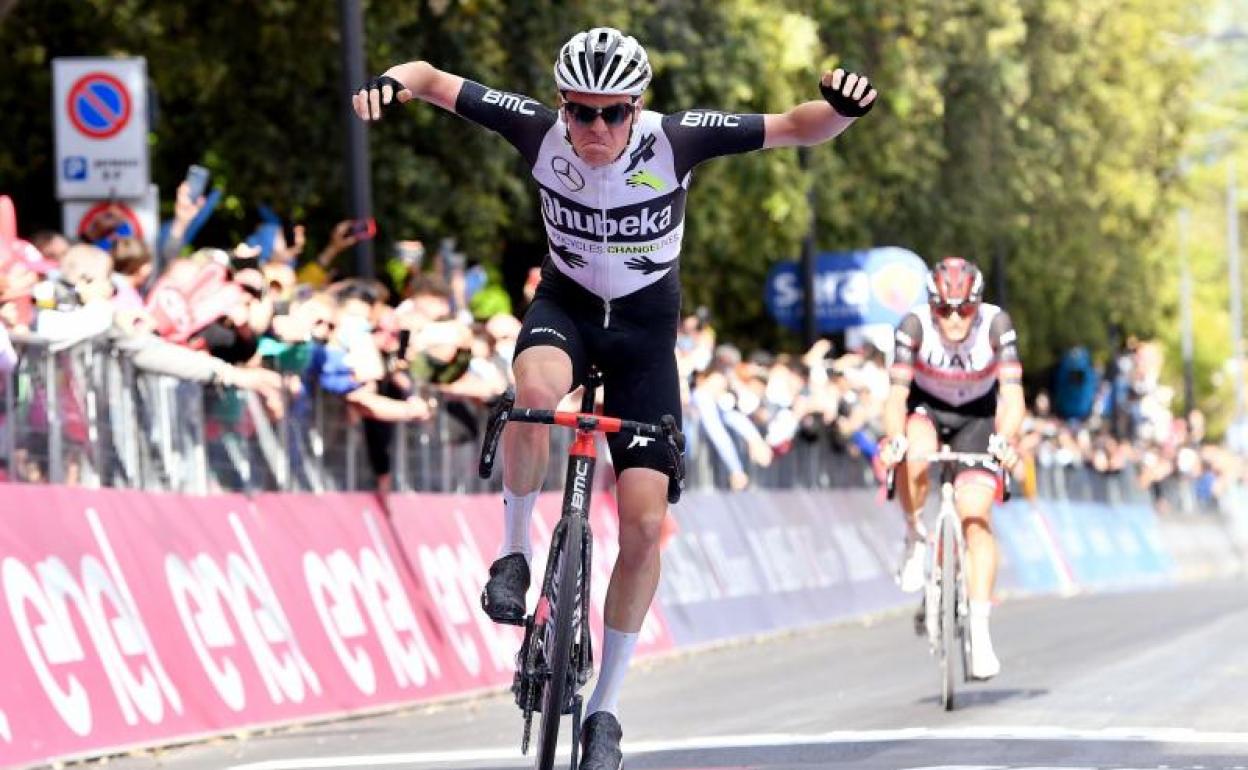 Mauro Schmid celebra su victoria de etapa en el Giro.