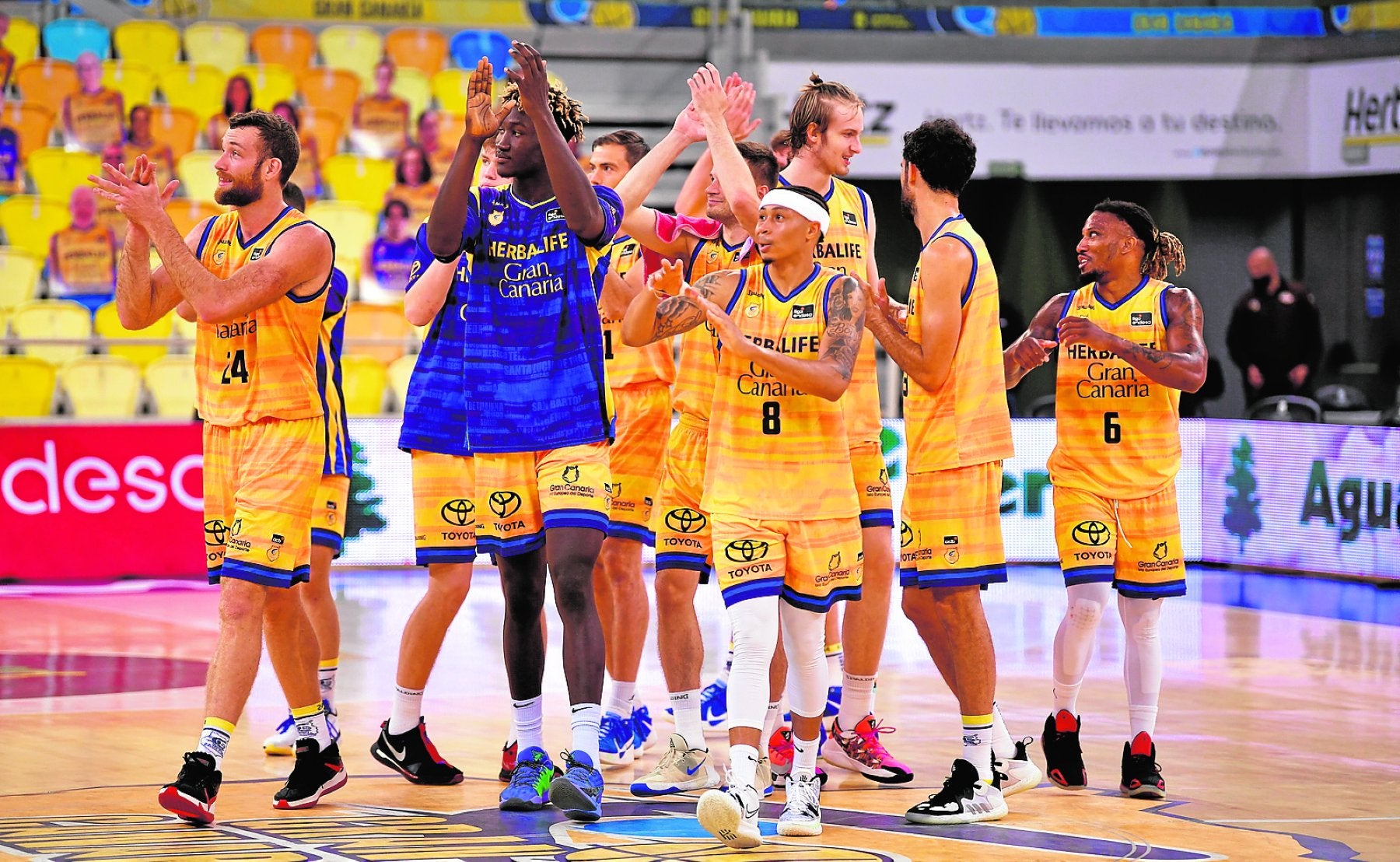 Los jugadores del Herbalife Gran Canaria celebran la victoria obtenida ante el Valencia Basket el pasado miércoles. 