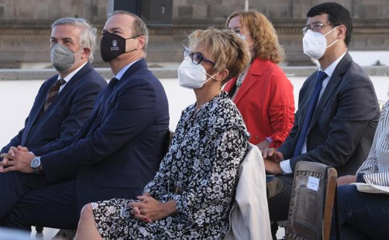 La consejera de Empleo, Elena Máñez, con Augusto Hidalgo y el rector, Luis Serra (i). 