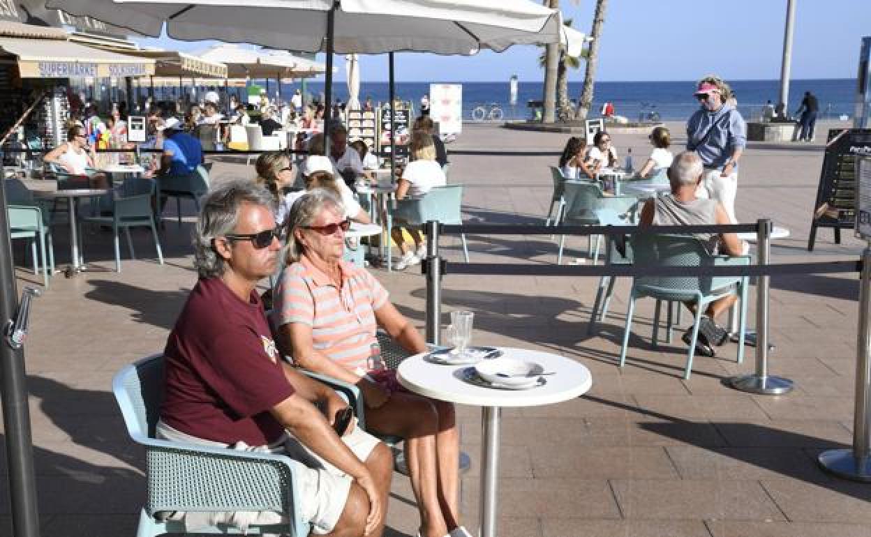 Foto de archivo de una terraza de un local de restauración en el sur de la isla. 