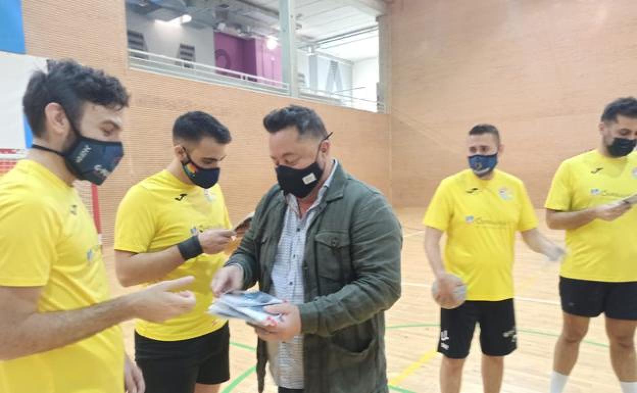 El concejal de Turismo reparte follectos entre los jugadores. 