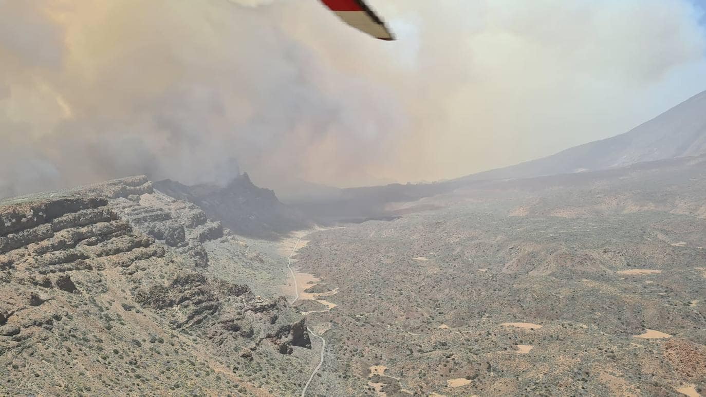Imagen secundaria 1 - El incendio de Arico abarca 1.100 hectáreas y preocupa el flanco de Granadilla
