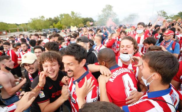 Los jugadores del Atlético saludan a los aficionados desplazados a Valladolid.