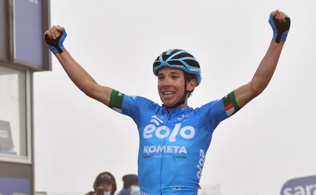 Lorenzo Fortunato celebra su victoria en la decimocuarta etapa. 