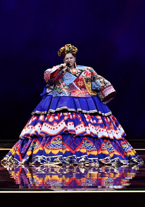 Manizha, representante de Rusia, con un vestido que dará mucho de qué hablar. 
