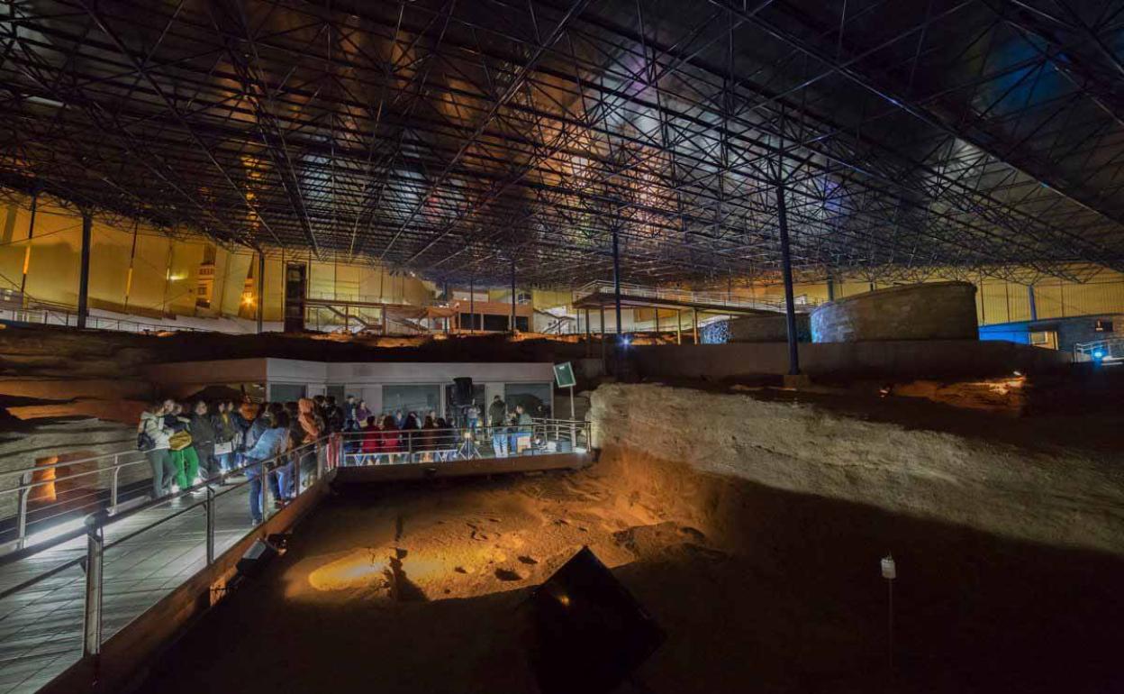 Un grupo de visitantes durante una visita nocturna al yacimiento de Cueva Pintada