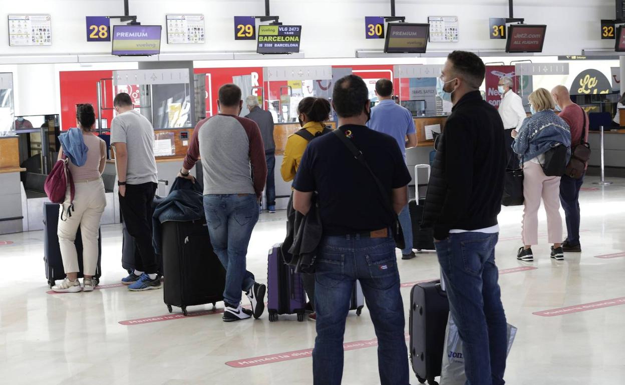 Reino Unido urge a los británicos a no viajar a España