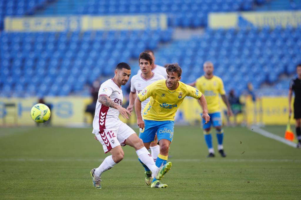 Tana presiona a Eric Curbelo. 