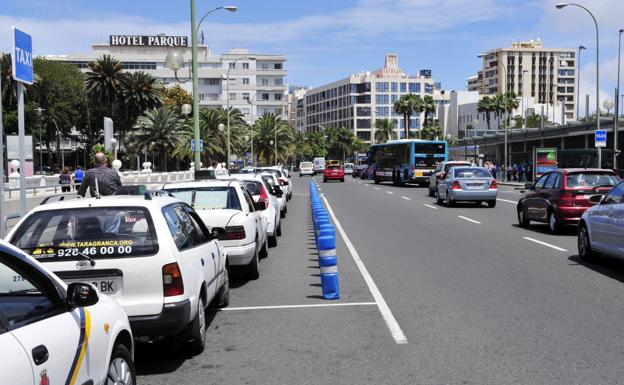 El Ayuntamiento confía en cambiar la regulación del taxi tras el verano