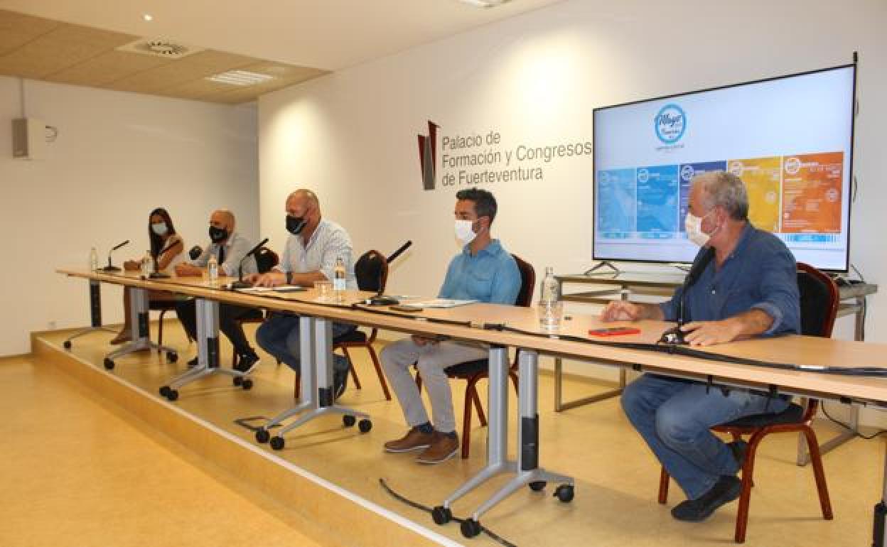 Domingo El Colorao, Rayco León y Sergio Lloret, entre otros, en la presentación de Mayo 100% Canarias. 