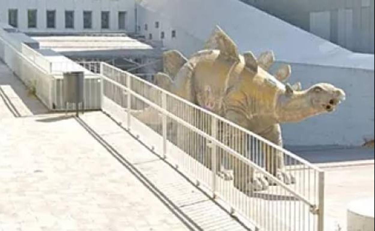 Dinosaurio ubicado en el exterior de unos cines cerrado en Santa Coloma de Gamanet (Barcelona).