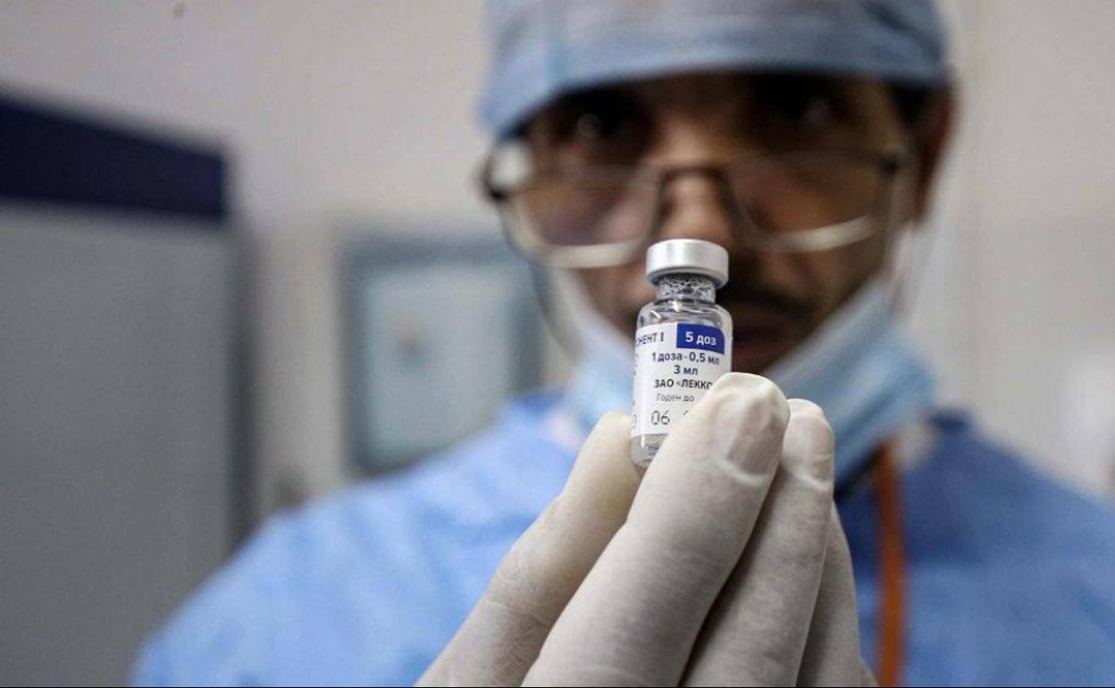 Echa a perder 1.000 dosis por desenchufar la nevera para cargar el móvil