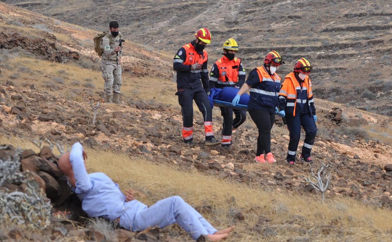 Traslado de una supuesta víctima del accidente aéreo, con posterior evacuación en helicóptero.