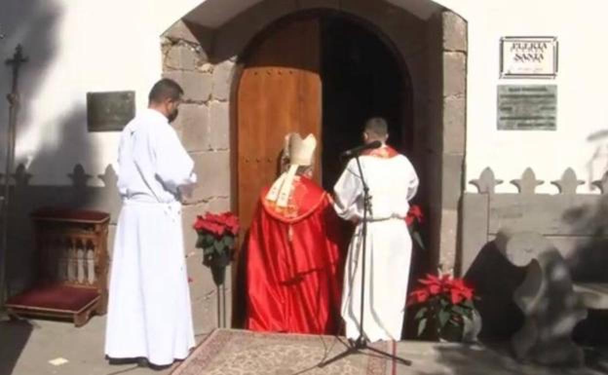 Momento de apertura de la puerta santa de Tunte para celebrar el Año Jacobeo.