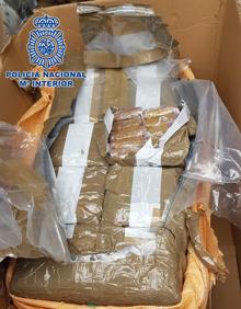 Imagen secundaria 2 - Hallan un furgón con 300 kilos de hachís en el Puerto de La Luz