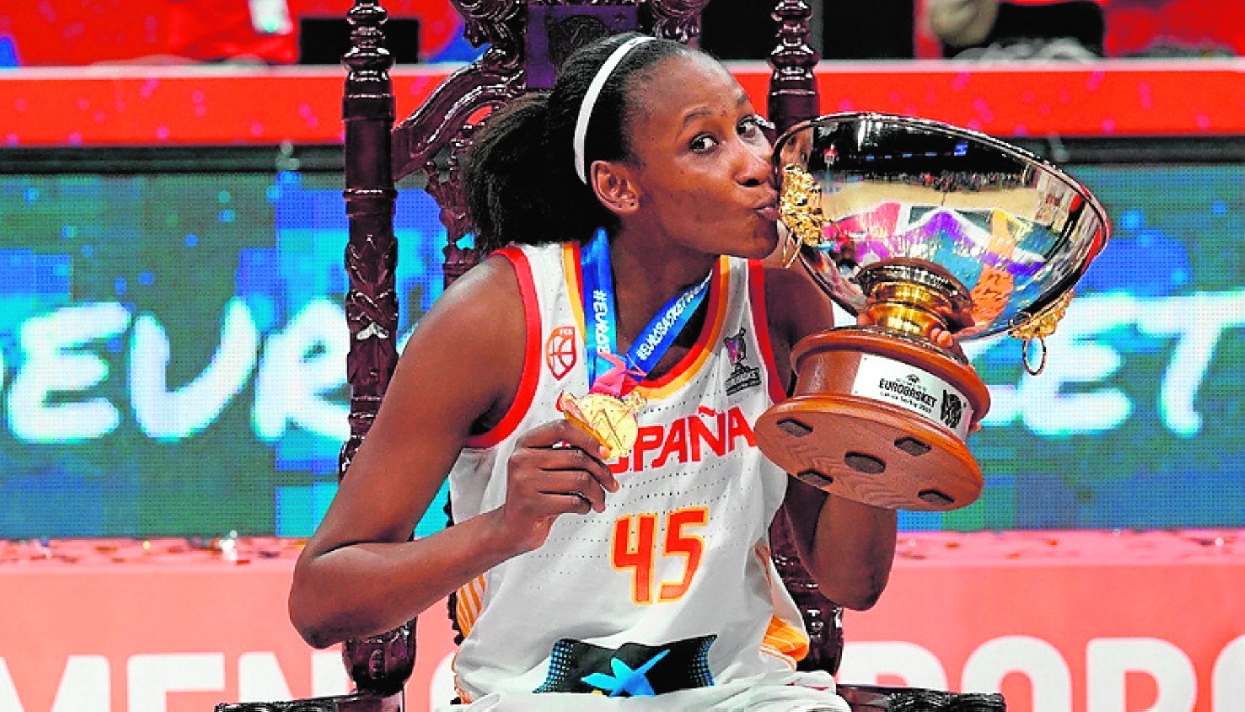 La senegalesa Astou Ndour besa la copa del pasado Eurobasket. 