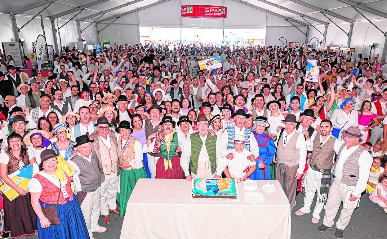  Escena de la celebración del Día de Canarias en 2019, un evento interno donde la gran familia SPAR vive un día de ocio y cultura protagonizado por su amor a Gran Canaria.