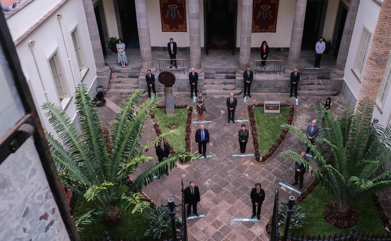 Imagen de los firmantes del Pacto de Reactivación en el patio del Parlamento de Canarias el pasado 30 de mayo. 