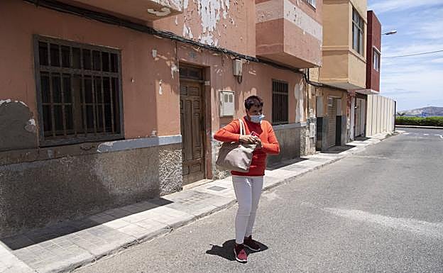 Nada más salir de la casa. Detrás de ella, el edificio en el que residía. Solo se pudo llevar su bolso. 
