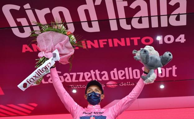 Egan Bernal, en el podio tras la penúltima etapa del Giro 2021.