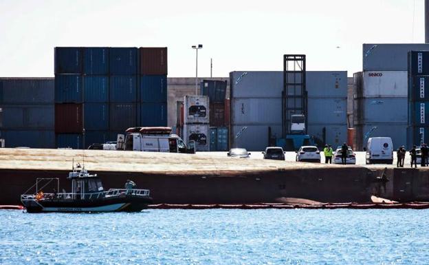 Tareas de búsqueda en torno al buque siniestrado en el puerto de Castellón.