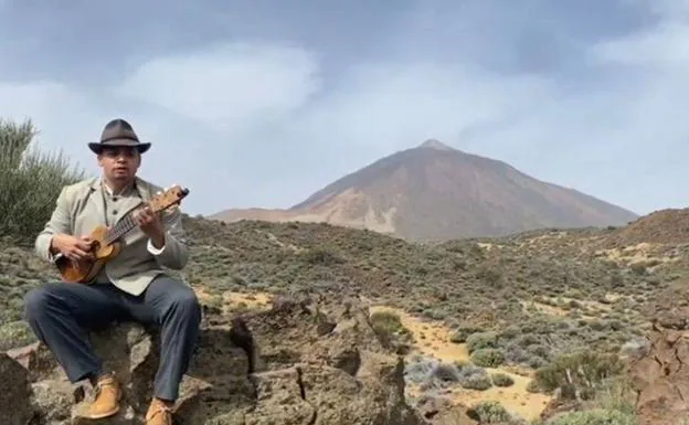 Josué Villanueva interpreta su creación con el Teide de fondeo. 