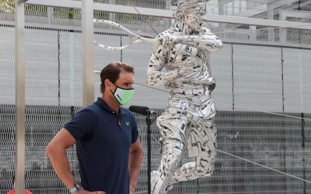 Rafa Nadal, en la inauguración de una estatua esculpida en acero con su figura en Roland Garros. 