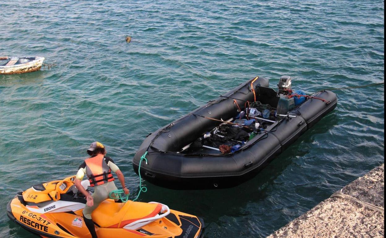 Marruecos rescata una zódiac en Sahara tras desplazar España un barco 325 kilómetros