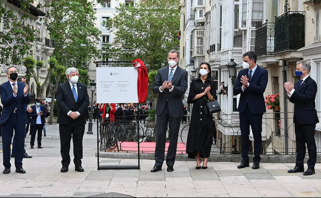 Felipe VI destapa la placa de inauguración del Centro Memorial de las Víctimas del Terrorismo, en presencia de Sánchez y Urkullu.
