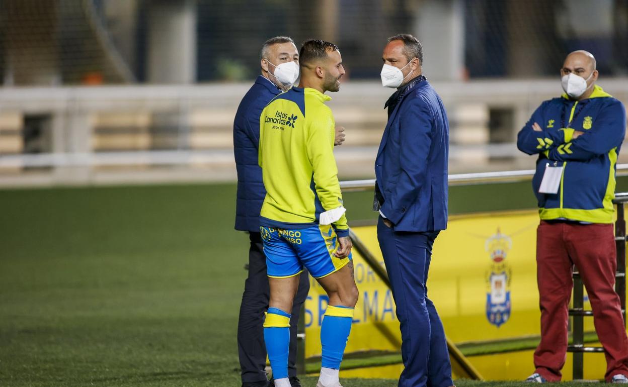 Jesé dialoga con Miguel Ángel Ramírez y Luis Helguera a la conclusión de un partido, semanas atrás. 