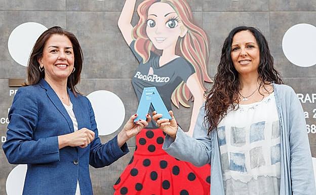 Rocío Pozo recibe el premio de manos de Mercedes Ballester, directora comercial de CaixaBank en Canarias. 